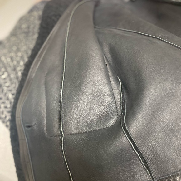 Chanel
Shearling jacket - Picture 15 of 15